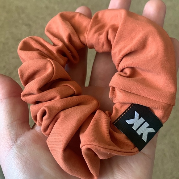 NWOT Gymshark KK Fit Scrunchies - 2pk - Earth Orange and Green Juice - Picture 3 of 4